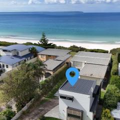 Azure Studio - Ocean Glimpses - 3 Mins Walk to Beach