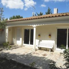 Maison boisée, 800m de la plage, 100m², 3 chambres, terrasse, parking - FR-1-777-18
