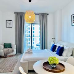 Modern Studio in Waters Edge Pool & Canal Views