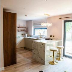 Elegant Contemporary Private Bungalow