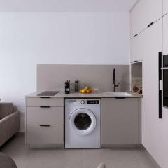 דירת נופש מעוצבת עם מרפסת במיקום שקט