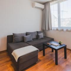 Sunny 1BDR Apartment near Center
