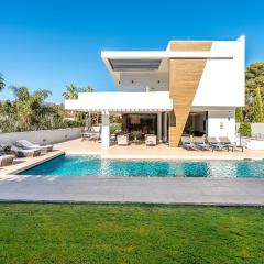 VACATION MARBELLA I Villa La Plage, Luxury Villa, Private Heated Pool, Rooftop Hot Tub, Walking Distance to the Finest Beaches