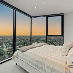 Skyrise City Apartment with Pool Gym & Sauna