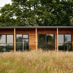 1 Bed Cabin - Sleeps 2 - Pets - Garden - Parking