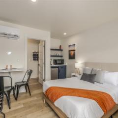 The Flats- Studio #6- Modern Downtown Stay