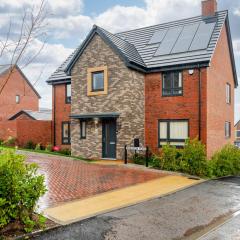 Spacious 4-Bed Contractor Home in Stoke Gifford, Bristol, with access to Bristol Parkway, free parking, and Wi-Fi