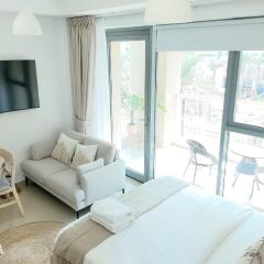 Chic Downtown Studio Few Steps to Burj Khalifa by Simply Comfort