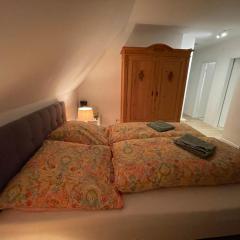 Zwei Zimmer, Küche, Badezimmer, Aufenthaltsraum