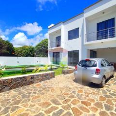 Villa avec piscine à trou aux biches