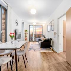 Modern 3-Bed Penthouse with Terrace & Gym, Near Canary Wharf