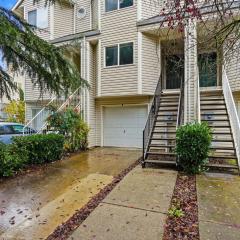 Walk-In Serenity 5 minwalk to MAX, Mall 205 with balcony - backyard