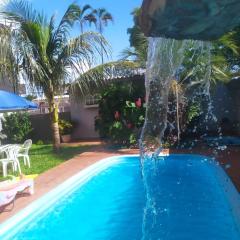 Casa com PISCINA no CENTRO - Estacionamento PRIVATIVO - 650m do Shopping JL