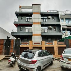 Townhouse Happy Keys Near Iskcon Temple Noida