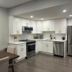 Cozy Family Friendly Suite Near Whyte, UofA, Kinsmen with Desks or Home-office and Full Kitchen