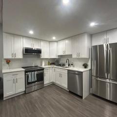 Cozy Family Friendly Suite Near Whyte, UofA, Kinsmen with Desks or Home-office and Full Kitchen