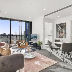 Elegant 2-Bed with Superb Views & Amenities