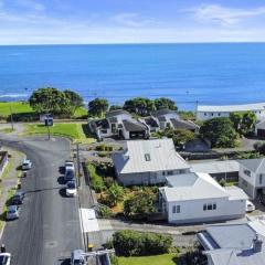 Charming Cottage - with deck & beach access