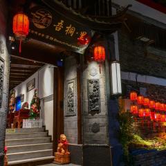 Golden Dragon's Mountain Glow Inn