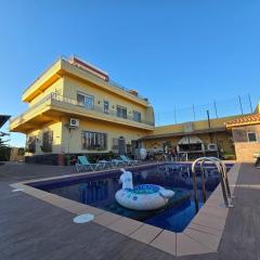 Piscina climatizada jacuzzi sauna y gym privados para 15 con metro