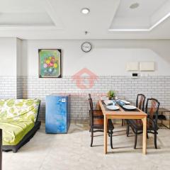 Strategic 2BR Capitol Apt Pool, Gym, Wi-Fi