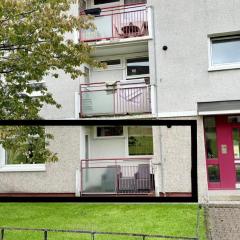 2 Bedroom Apartment - Sleeps 4 Free Parking Wifi