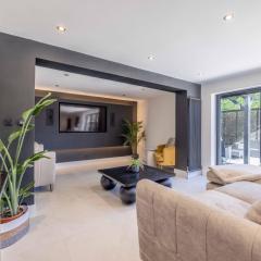 5 Bed Home in Datchet with Garden & Parking