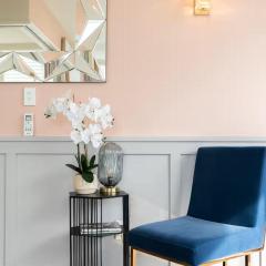 Stylish 2 Bedroom Auckland City Retreat - Air-Con & Balcony