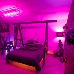 L'Atelier KUROI - Love Room BDSM - Balançoire, Banc de fessée, Cage, Croix, Tantra
