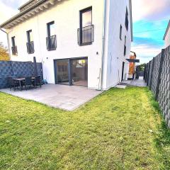 Modernes Haus in der Nähe des Flüghafens mit WLAN,Parkplatz,Terrasse