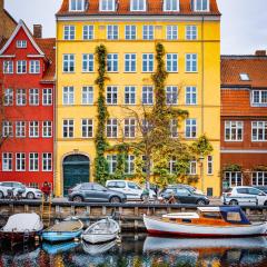 Luxury Canal-Front Apartment by Renowned Interior Designer