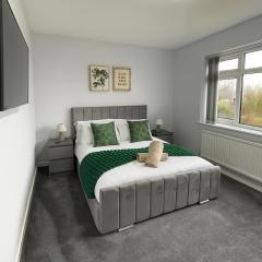 Hale Barnes- Luxury 3BDR Home, Driveway, Garden