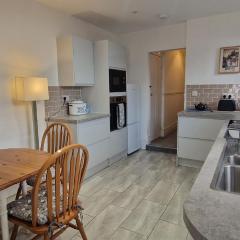 Restful Harbourside Apartment with Garden