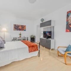 Lakeside Hideaway - Lakefront & Central