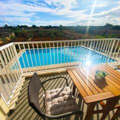 Cliff's Edge Luxury Apartment With Large Pool & Stunning Views