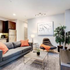 1BR Stylish Apartment With Rooftop Deck & Pool