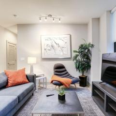 1BR Stylish Apartment With Rooftop Deck & Pool