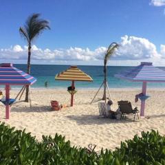 Elegant Condo in Coral Beach on the Beach