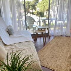 Idyllique ! Terrasse vue jardin et montagne, parking, local à vélos, à 2 pas de la plage et piscine de mai à septembre !