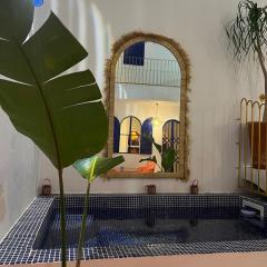 Riad Lyabaïana privatisé, piscine et vue mer dans la médina