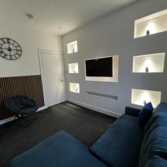 Perth City Centre Apartment - Short & Long Stays Welcome - 2x Smart TVs - Sky TV - Fast WiFi - Fully Equipped - Located Next to All Amenities