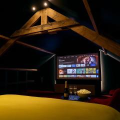 cinéma immersif et chambres à thème dans le centre