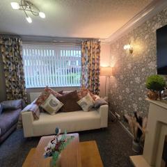 Charming 2 Bed Modern Guest House with Free Parking up to 3 cars