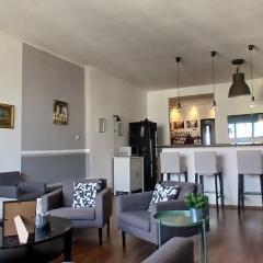 27 Shades of Green (4 bedroom 3 Bath Sunny Central)