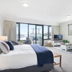 King Size Studio With Water View Walk To The City