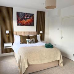 The Bicester Inn - Spacious 4 Bedroom Family House Sleeps 8, Near Bicester Village , Train Station & Town Centre