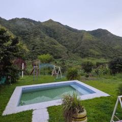 Cabaña rústica con encanto y luces cálidas para noches inolvidables