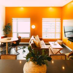 Cozy 2BR Penthouse Downtown - Parking Included