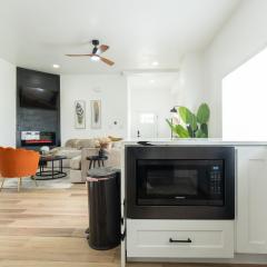 Chic & Spacious Newly Renovated Downtown Retreat 4BR-3BA that Sleeps 10