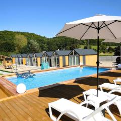 Holiday homes with swimming pool, close to the sea